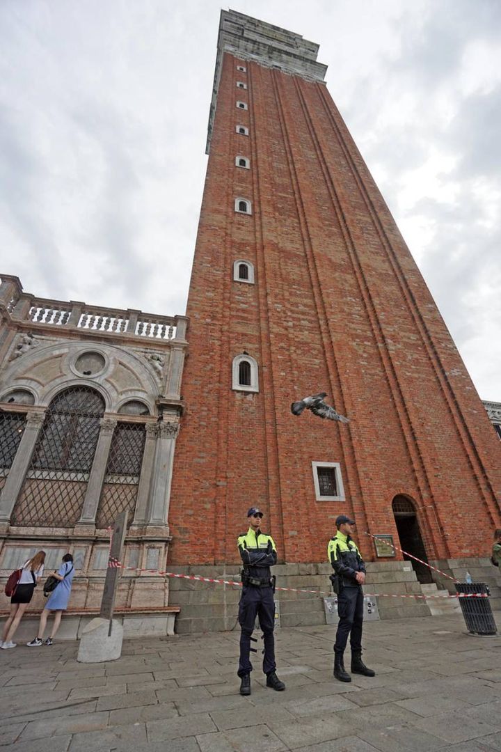La bufera di vento e pioggia che ha colpito 
Venezia ha provocato il distacco di frammenti di mattoni dalla torre del campanile di San Marco.