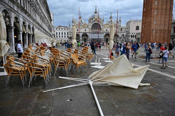 Nubifragio a Venezia, volano ombrelloni in piazza San Marco 