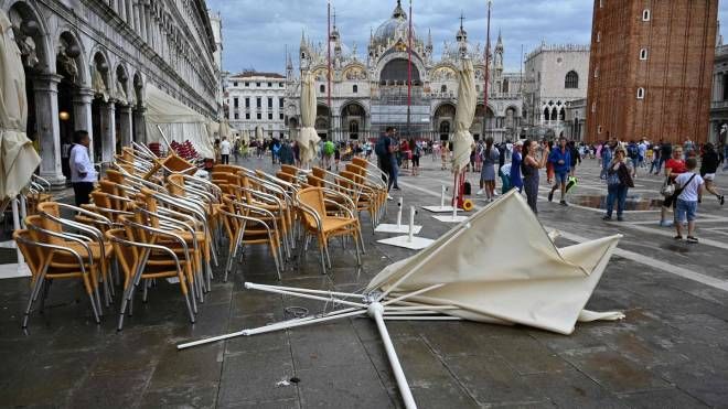 Nubifragio a Venezia, volano ombrelloni in piazza San Marco 
