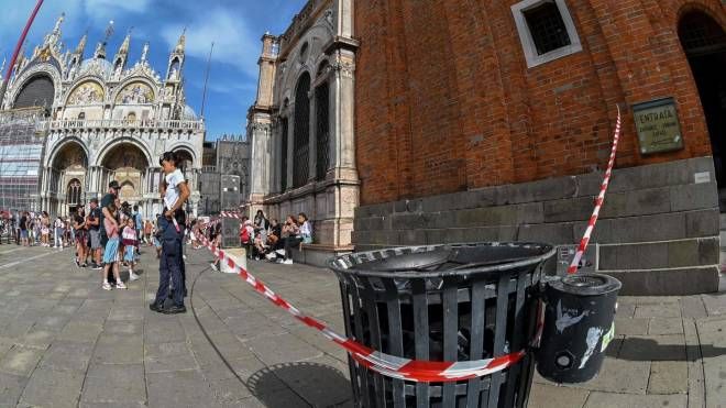 Nubifragio a Venezia, cadono calcinacci dal campanile di San Marzo 