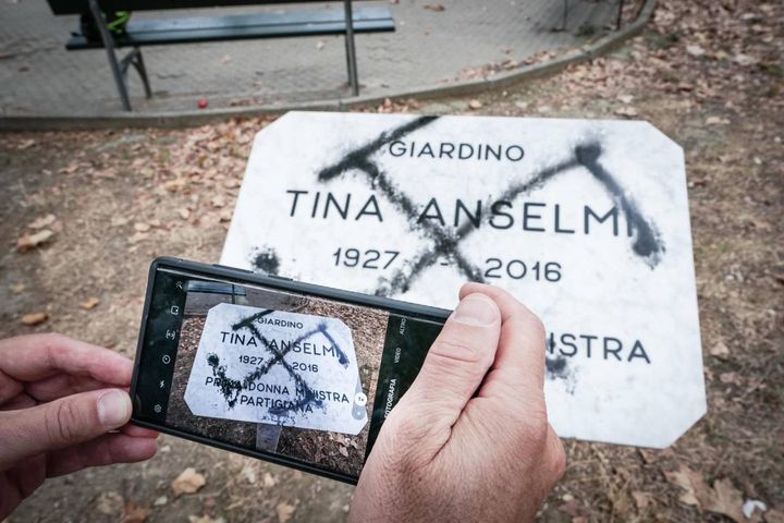Torino, una svastica è stata  tracciata con uno spray di vernice nera su una lapide  intitolata a Tina Anselmi (Ansa) 