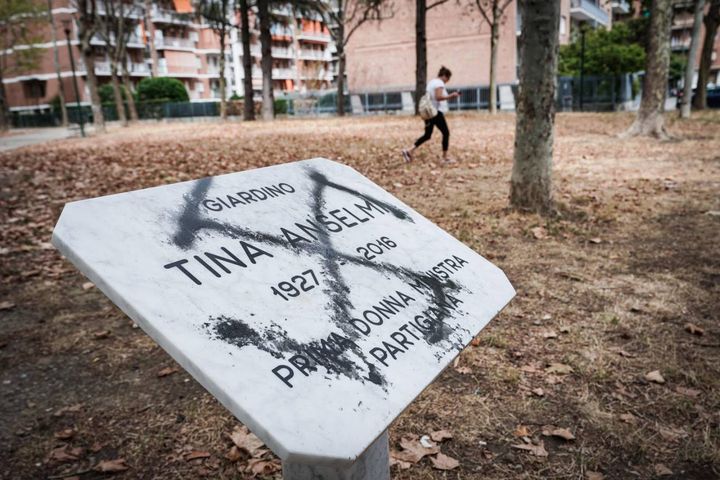 Torino, una svastica è stata  tracciata con uno spray di vernice nera su una lapide  intitolata a Tina Anselmi (Ansa) 