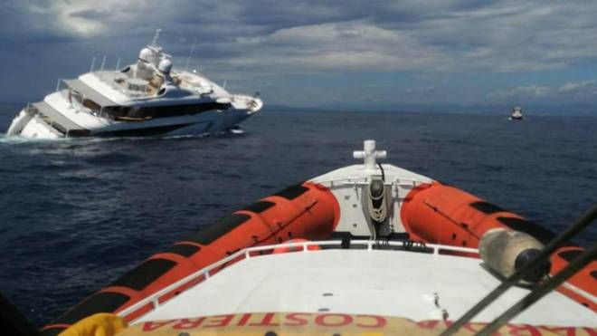 Lo yacht ''Saga'' di circa 40 metri è affondato nel golfo di Squillace, al largo di Catanzaro Marina: equipaggio messo in salvo dalla Guardia costiera (Ansa)