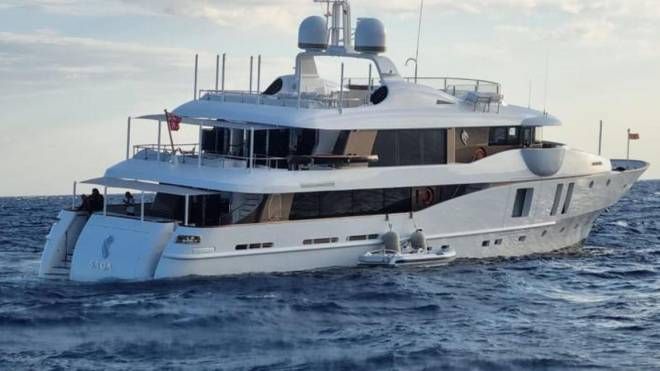 Lo yacht ''Saga'' di circa 40 metri è affondato nel golfo di Squillace, al largo di Catanzaro Marina: equipaggio messo in salvo dalla Guardia costiera (Ansa)
