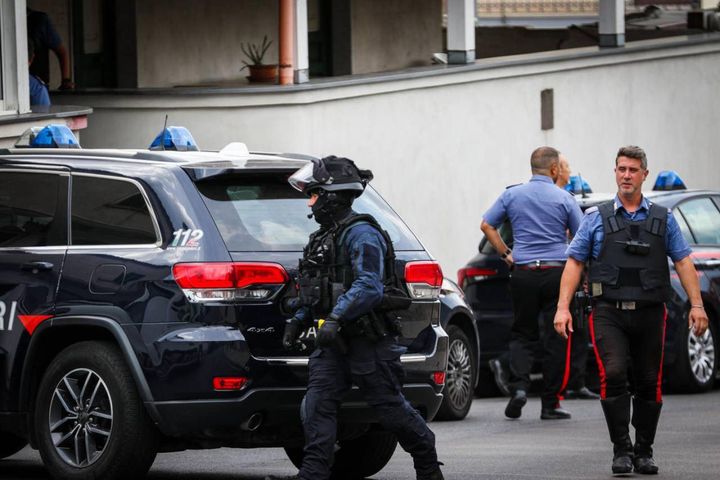 Carabinieri in via Terme Romane a Bacoli (Napoli) dove da oltre dieci ore è barricato un 80enne armato 
