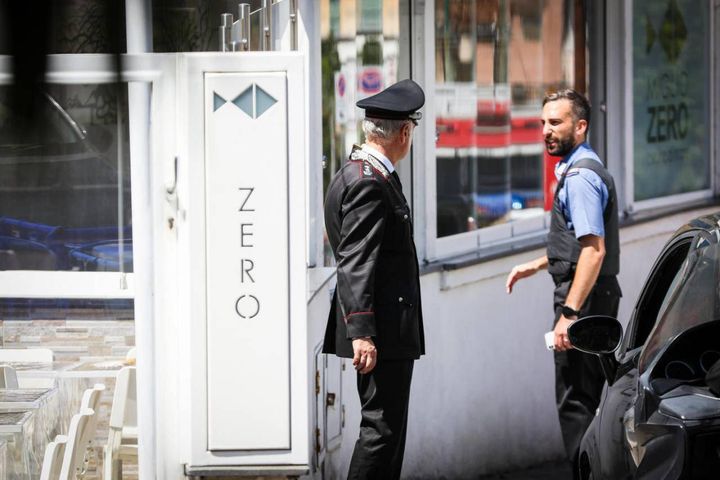 Carabinieri in via Terme Romane a Bacoli (Napoli) dove da oltre dieci ore è barricato un 80enne armato 
