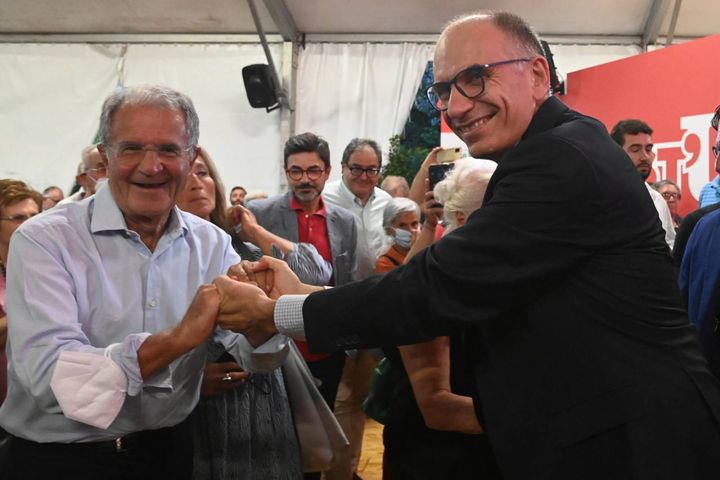 L'abbraccio con Romano Prodi (foto Schicchi)
