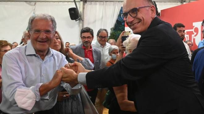 L'abbraccio con Romano Prodi (foto Schicchi)