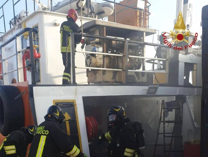 Incendio nel porto di Crotone (Twitter-Vigili del fuoco)