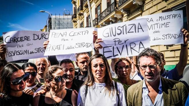 Gli amici e i parenti di Elvira Zriba, la donna travolta ed uccisa da una moto, durante il blocco stradale di protesta a Napoli