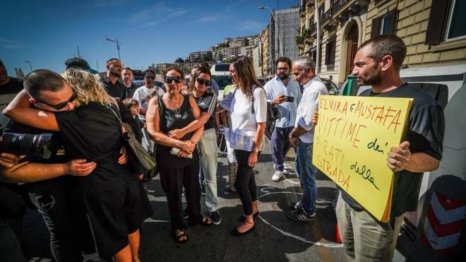 Gli amici e i parenti di Elvira Zriba, la donna travolta ed uccisa da una moto, durante il blocco stradale di protesta a Napoli