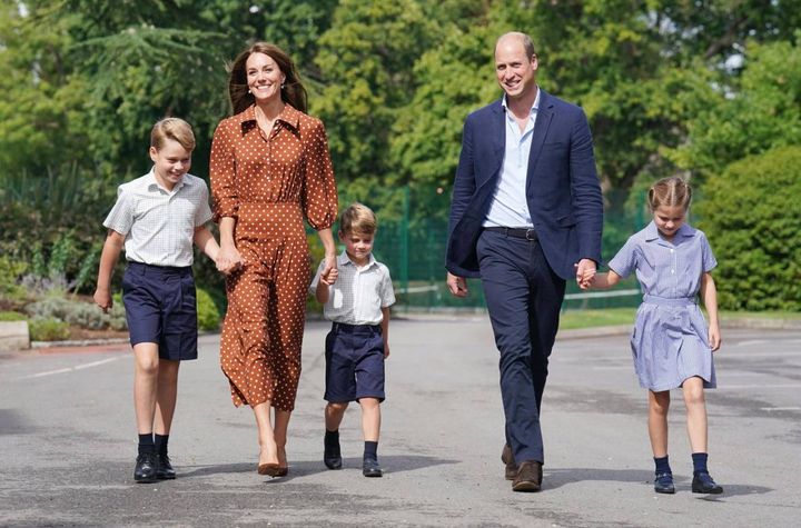 William e Kate accompagnano i figli a scuola (Ansa)