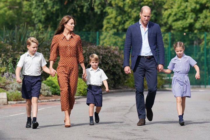 William e Kate accompagnano i figli a scuola (Ansa)