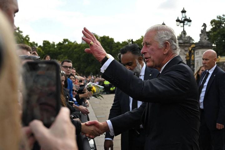 Carlo davanti a Buckingham Palace (Ansa)