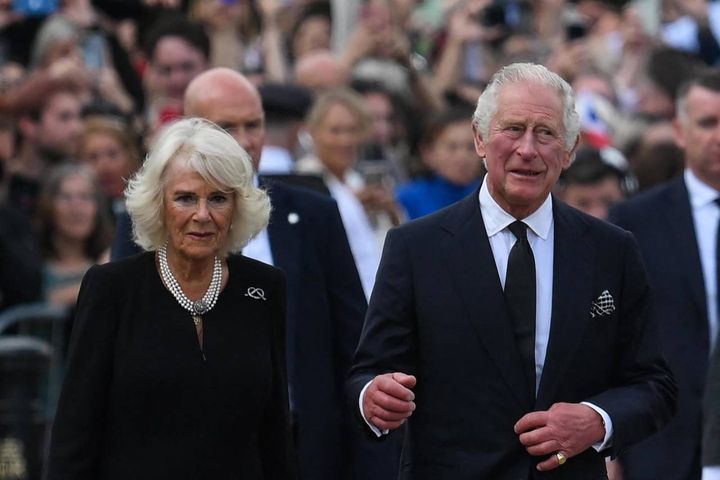 Carlo e Camilla davanti a Buckingham Palace (Ansa)