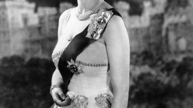 Elisabetta II con la corona, 1956