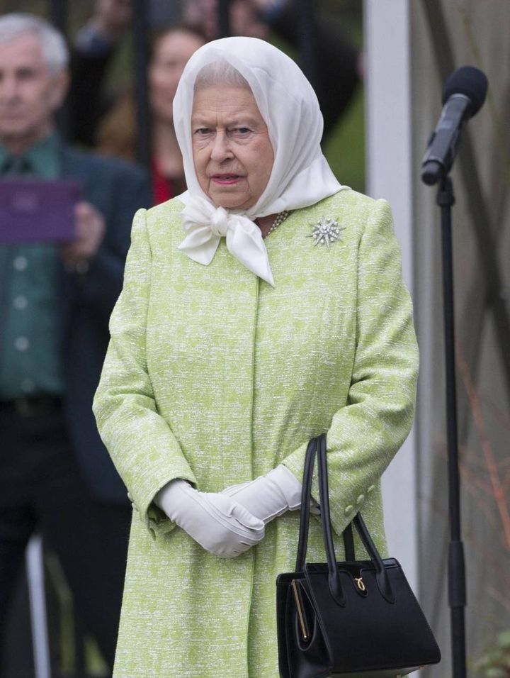 Elisabetta II, i suoi look (Ansa)