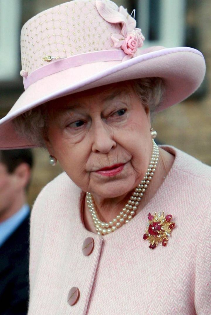 Elisabetta II, i suoi look (Ansa)