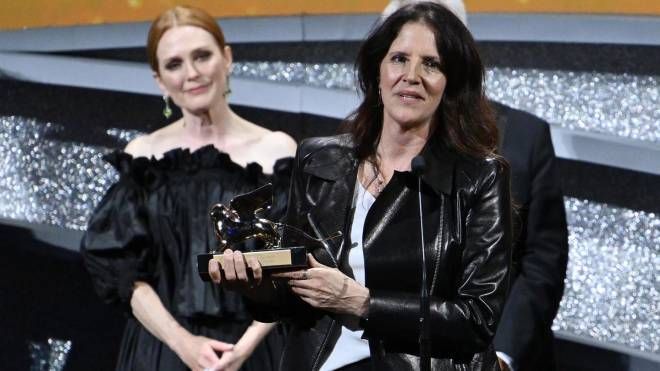 Laura Poitras dedica il Leone d'Oro a "tutti i registi imprigionati". (Ansa)