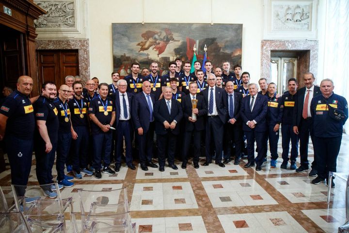 Mario Draghi e la Nazionale di pallavolo (ANSA/Roberto Monaldo/LaPresse POOL)