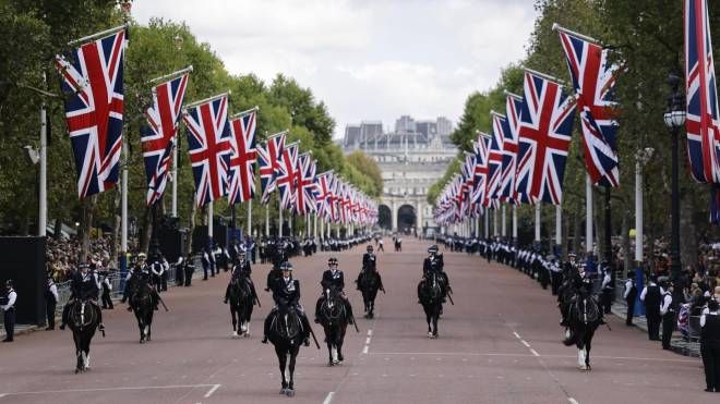 Il corteo funebre a Londra con la salma di Elisabetta II che percorre il Mall