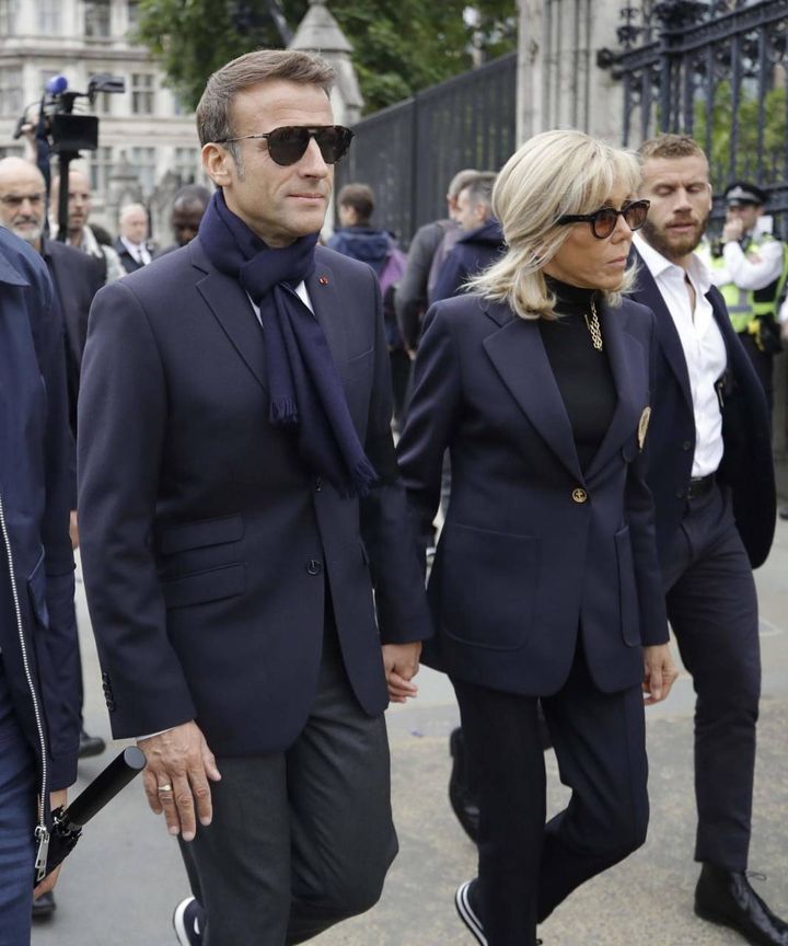 Il presidente francese Emmanuel Macron con la moglie Brigitte (Ansa)