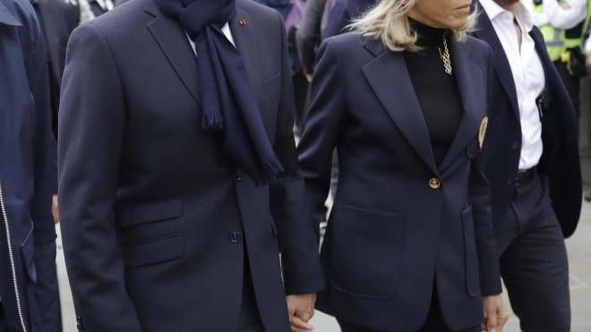 Il presidente francese Emmanuel Macron con la moglie Brigitte (Ansa)
