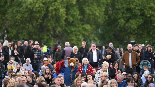 Folla in attesa dei funerali a Hyde Park, dove un grande schermo proietta le immagini del funerale in diretta (Ansa)