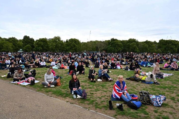 Folla in attesa dei funerali a Hyde Park, dove un grande schermo proietta le immagini del funerale in diretta (Ansa)