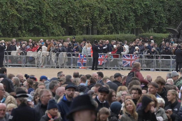 Folla in attesa della bara di Elisabetta portata in processione nel giorno dei funerali di stato  (Foto Ansa)