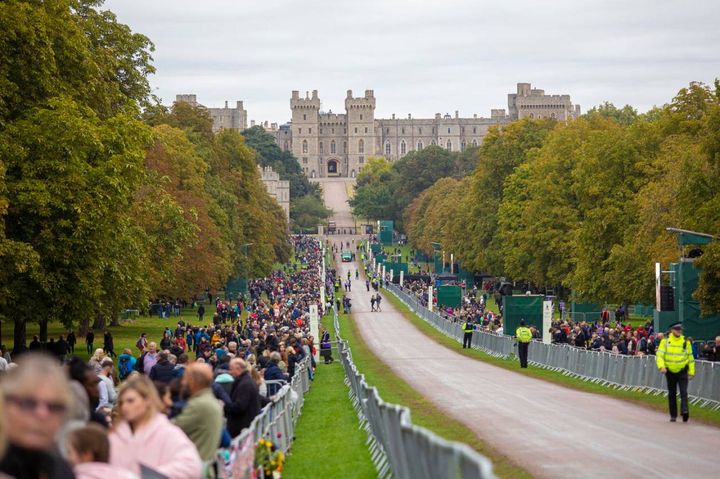Folla in attesa già dall'alba al castello di Windsor dove la regina sarà sepolta in serata (Foto Ansa)