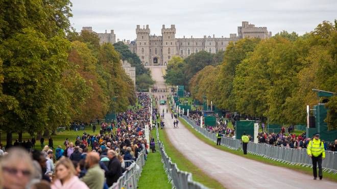 Folla in attesa già dall'alba al castello di Windsor dove la regina sarà sepolta in serata (Foto Ansa)
