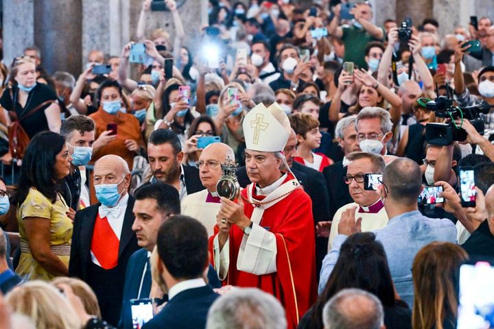 L'arcivescovo di Napoli mostra l'ampolla ai fedeli