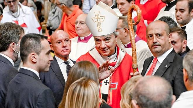 L'arcivescovo saluta le autorità presenti alle celebrazioni del patrono