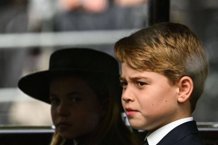 George in auto verso Westminster con a fianco la sorellina Charlotte (Foto AFP/Ansa)