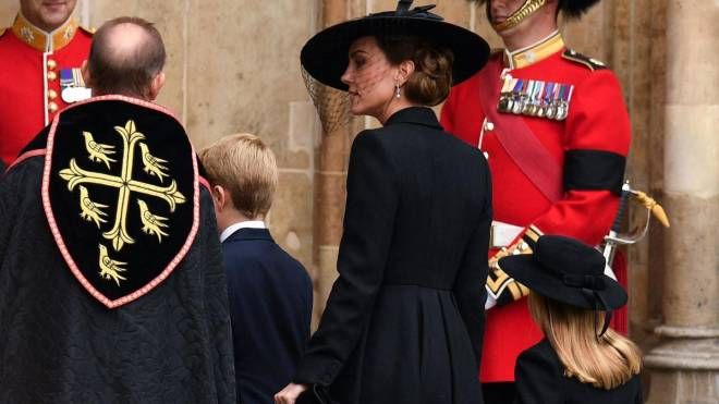 Kate con i figli George e Charlotte entra a Westminster (Foto AFP/ Ansa)