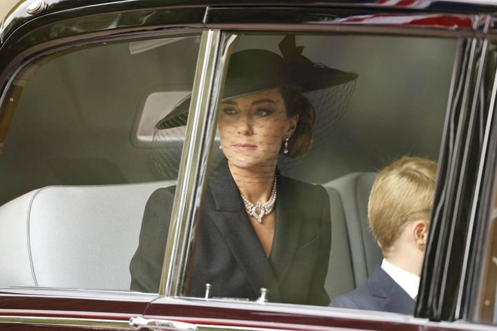 Kate Middleton arriva all'Abbazia di Westminster con i figli George e Charlotte (Ansa)