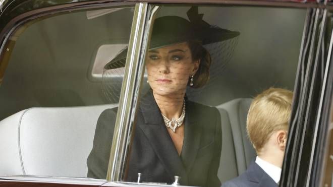 Kate Middleton arriva all'Abbazia di Westminster con i figli George e Charlotte (Ansa)