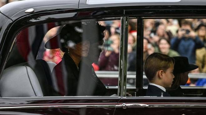 I principini George e Charlotte arrivano al funerale con la madre Kate Middleton (Ansa)
