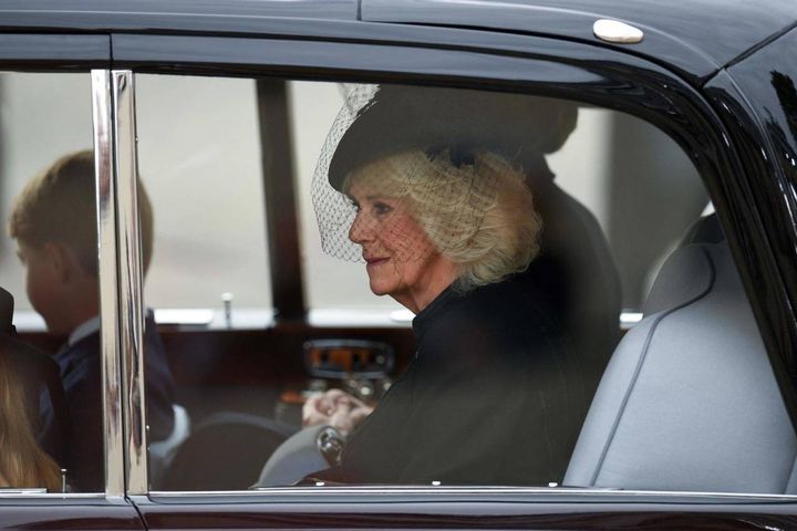Camilla in auto con Kate e i principini (Ansa)