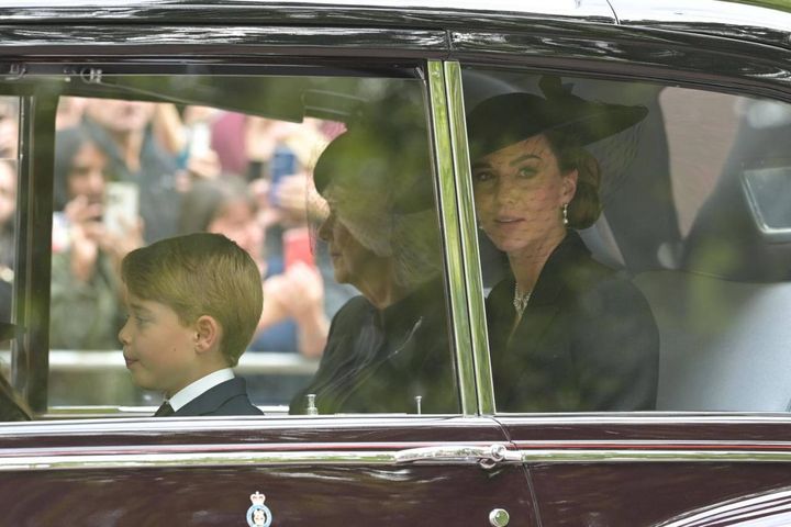 Charlotte e George in auto con Camilla e Kate (Ansa)