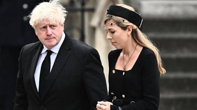 L'ex primo ministro Boris Johnson e la moglie (Ansa)