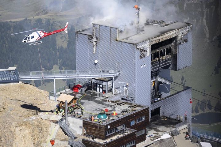 Incendio nella stazione invernale Glacier 3000 in Svizzera (Ansa)