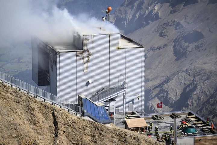 Incendio nella stazione invernale Glacier 3000 in Svizzera (Ansa)