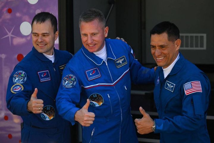 Da sinistra Dmitri Petelin, Sergey Prokopyev e Frank Rubio (Ansa)