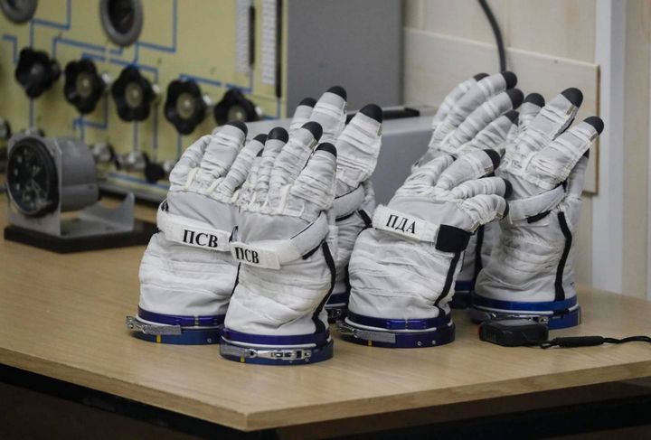 I guanti spaziali degli astronauti del Soyuz MS-22 (Ansa)