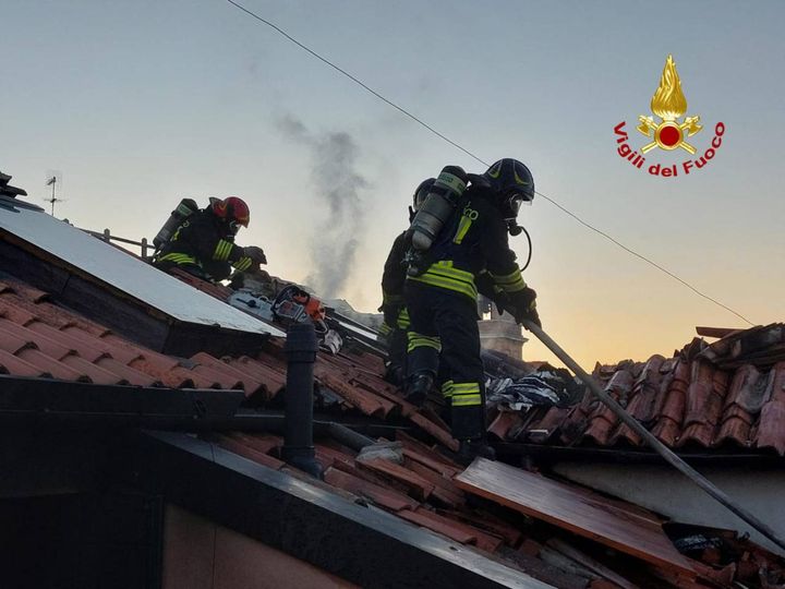 Un incendio di vaste proporzioni si è verificato a  Venezia in uno stabile del sestiere di Santa Croce, 21 settembre 2022.