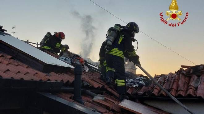Un incendio di vaste proporzioni si è verificato a  Venezia in uno stabile del sestiere di Santa Croce, 21 settembre 2022.