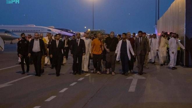 I prigionieri ucraini rilasciati da Mosca arrivati a Riad (Ansa)
