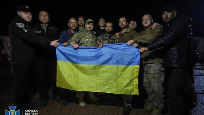 I prigionieri ucraini rilasciati da Mosca a Chernihiv (Ansa)